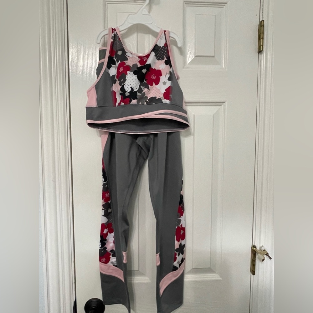 Avia workout set with top and leggings Size 14-16 girls